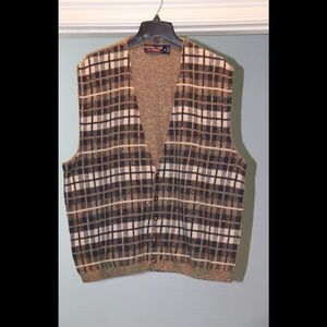 ROUNDTREE & YORKE SLEEVELESS BROWN PLAID VEST
